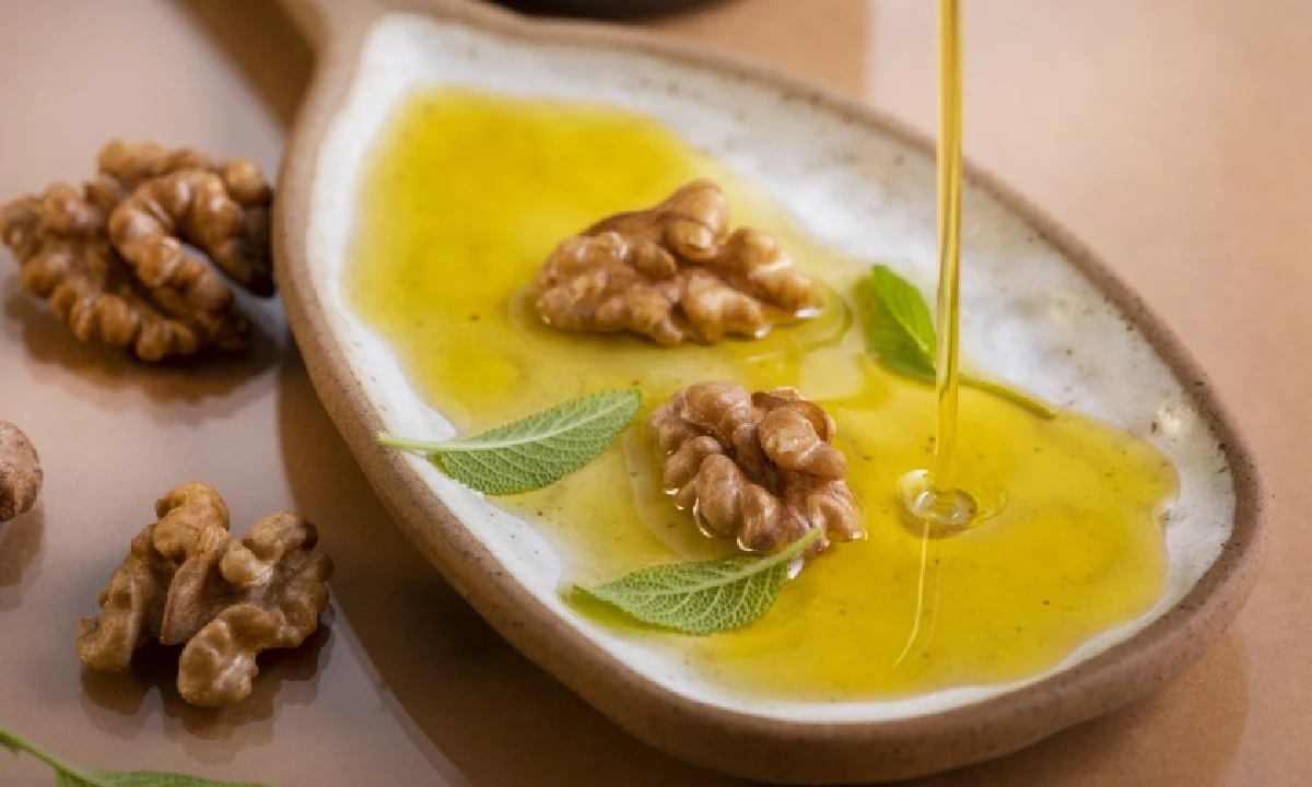 Cennym źródłem kwasu alfa-linolenowego (ALA) są natomiast m.in. olej lniany, siemię lniane, nasiona chia czy też orzechy włoskie