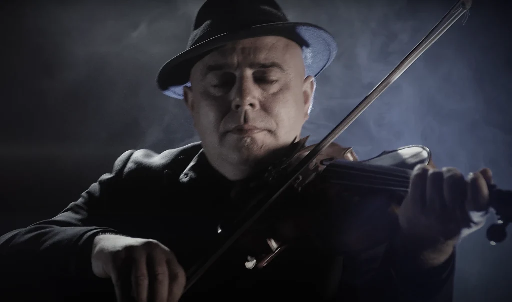 Andrzej Jarząbek "Fiś" jest liderem grupy FiśBanda