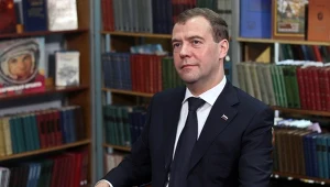 Miedwiediew kontra Trump. "Trudno znaleźć czarnego kota w ciemnym pokoju"