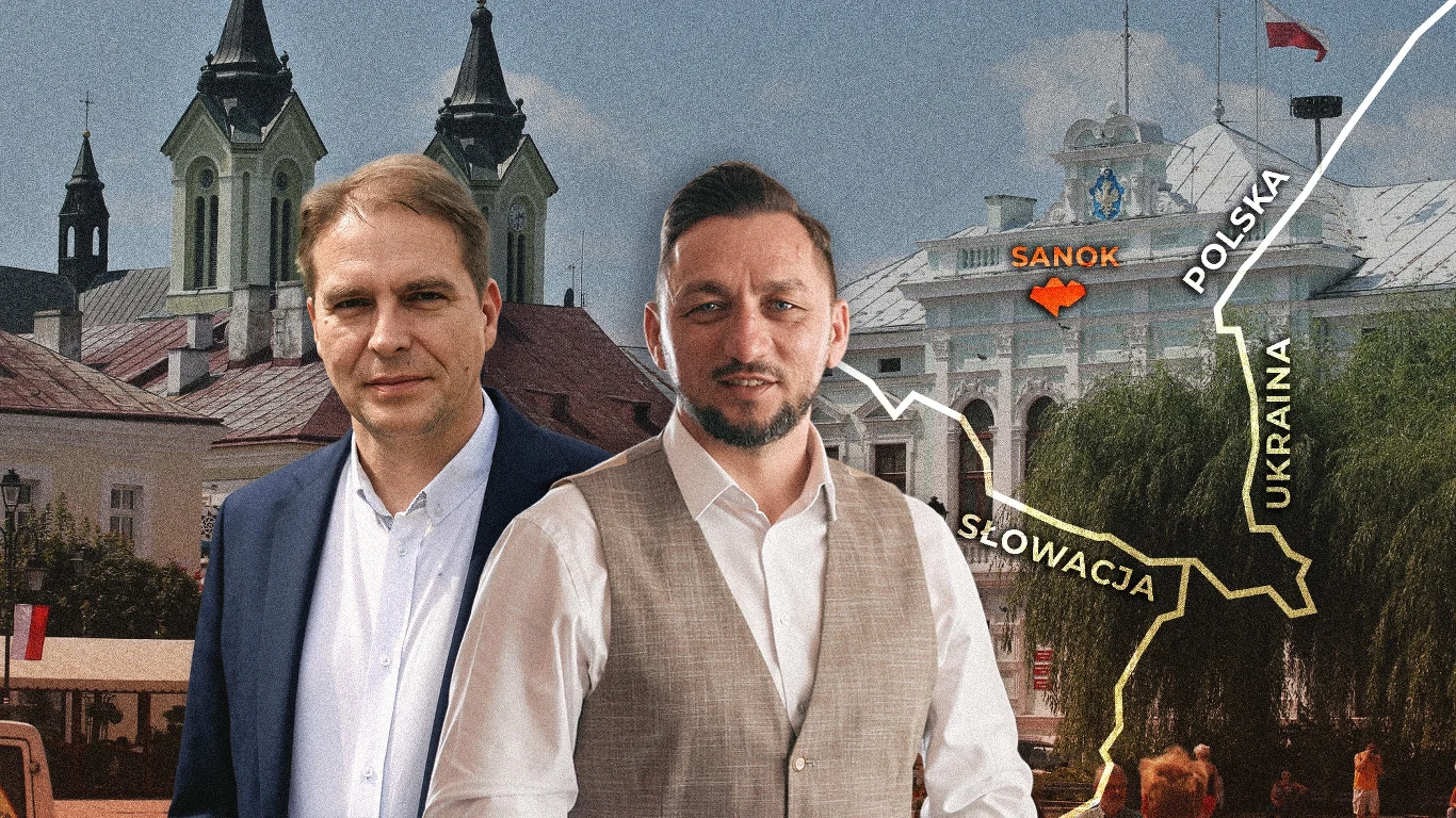 W Sanoku narasta spór między burmistrzem Tomaszem Matuszewskim (z prawej) a Radą Miasta, na czele której stoi Sławomir Miklicz (z lewej) Dwóch mężczyzn w formalnych strojach na tle panoramy miasta Sanok, z mapą przedstawiającą granicę Polski, Ukrainy i Słowacji oraz oznaczeniem położenia Sanoka.