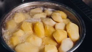 Ziemniaki rozpadają się podczas gotowania? Wlej do nich to i zapomnij o problemie