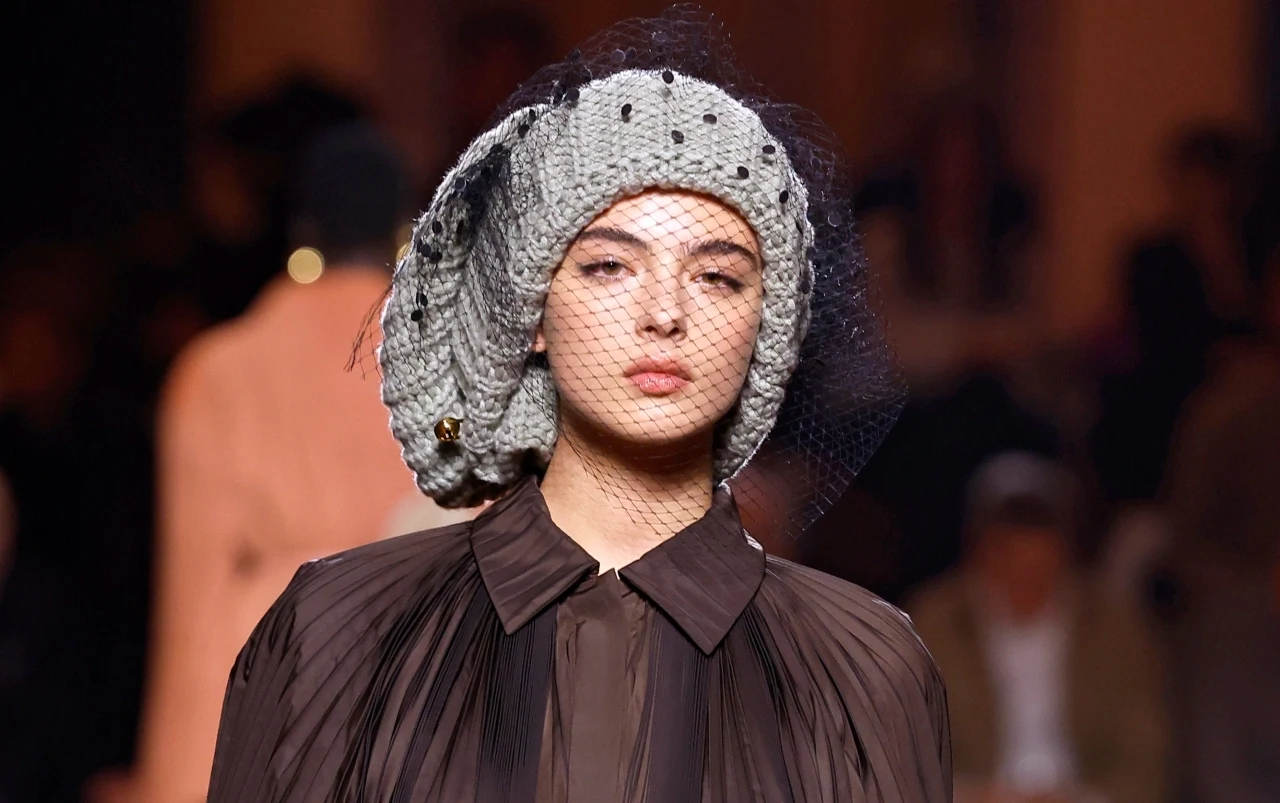 Pokaz mody Fendi jesień/zima 2025/26, córka Moniki Bellucci, Deva Cassel, w czapce beanie z woalką