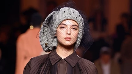 Najmodniejsze czapki tej jesieni. Od obszernych beanie po klasyczne berety