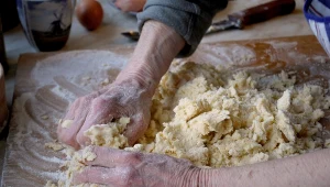 Jak zrobić idealnie kruche ciasto? Trzeba wykorzystać ten składnik.