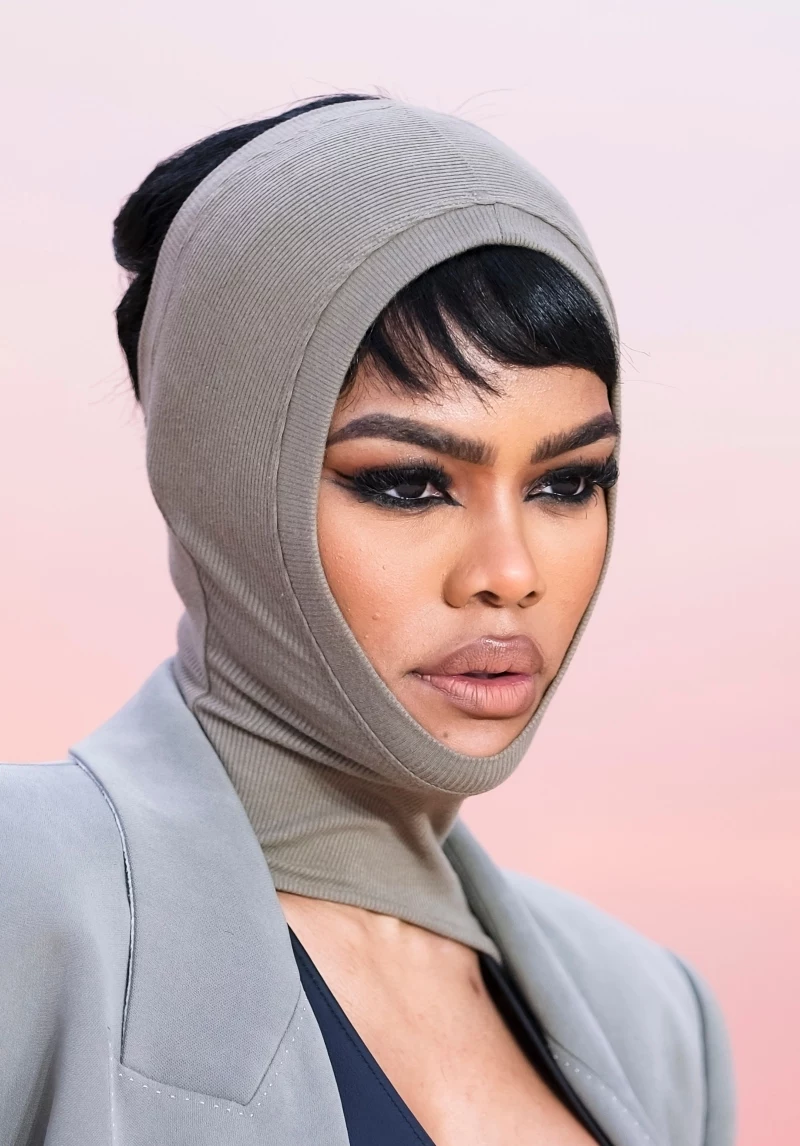Teyana Taylor w obcisłej kominiarce, w tym sezonie tego typu nakrycia głowy, także luźniejsze, będą prawdziwym hitem
