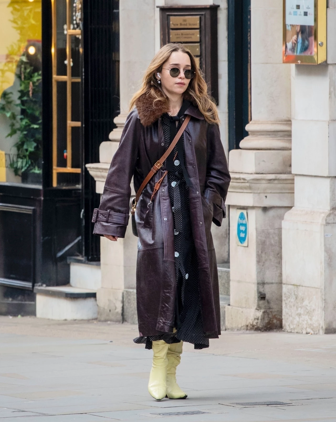Hollywoodzka aktorka Emilia Clarke znana z "Gry o Tron" postawiła na czekoladowy płaszcz i modne buty w kolorze butter yellow