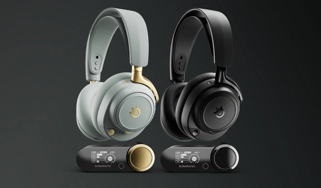 SteelSeries Arctis Nova Elite Dwie pary bezprzewodowych słuchawek nausznych w kolorach szarym z złotymi elementami oraz czarnym, ustawione obok siebie, każda z nich znajduje się nad dedykowanym panelem sterującym.