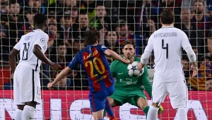 Grzegorz Krychowiak mógł tylko bezradnie spoglądać, jak Sergi Roberto daje Barcelonie sensacyjne zwycięstwo