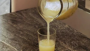 Sok z kiszonej kapusty warto pić, aby wzmocnić odporność i poprawić figurę