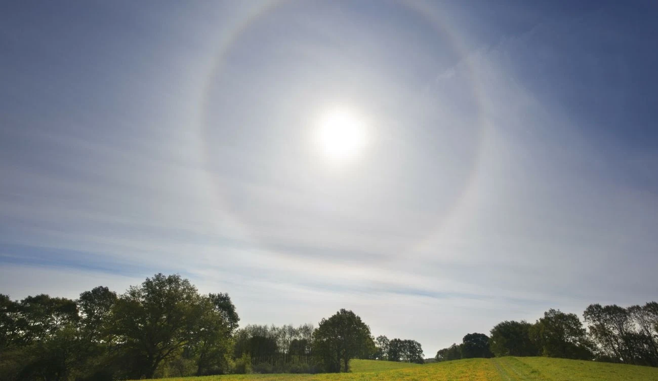 Jak powstaje zjawisko halo na niebie? Jak powstaje zjawisko halo na niebie?