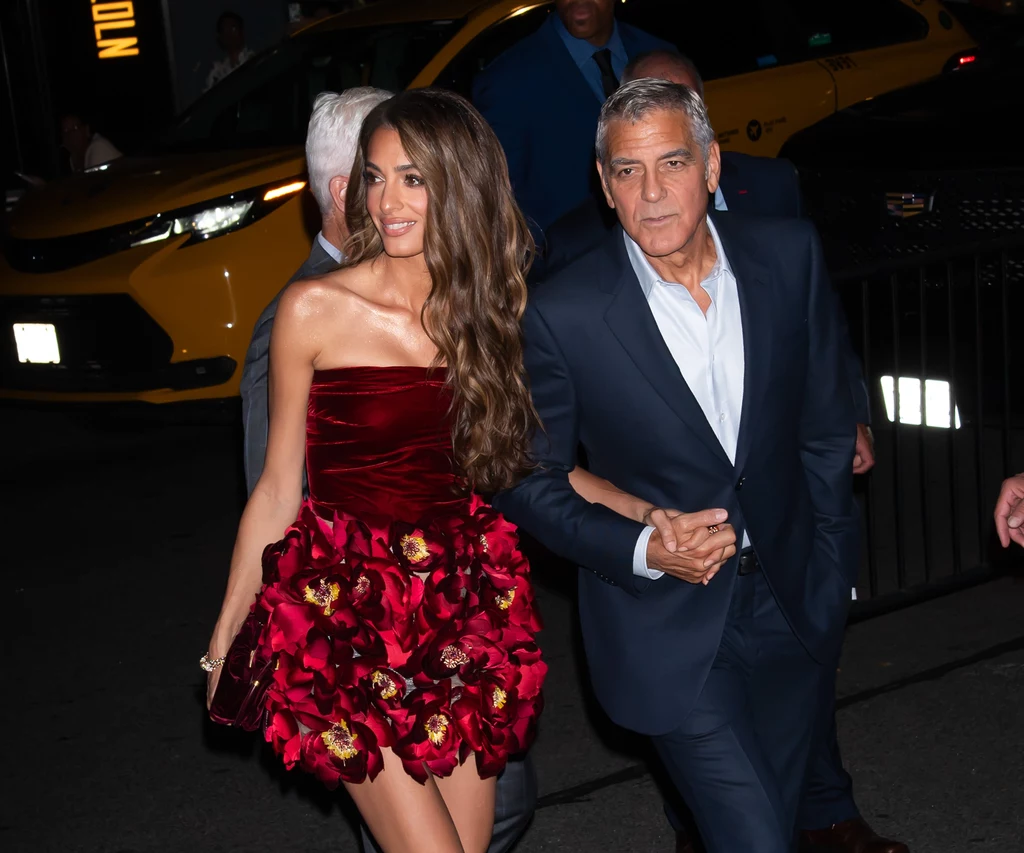 Amal Clooney zachwycała w czerwonej kreacji 