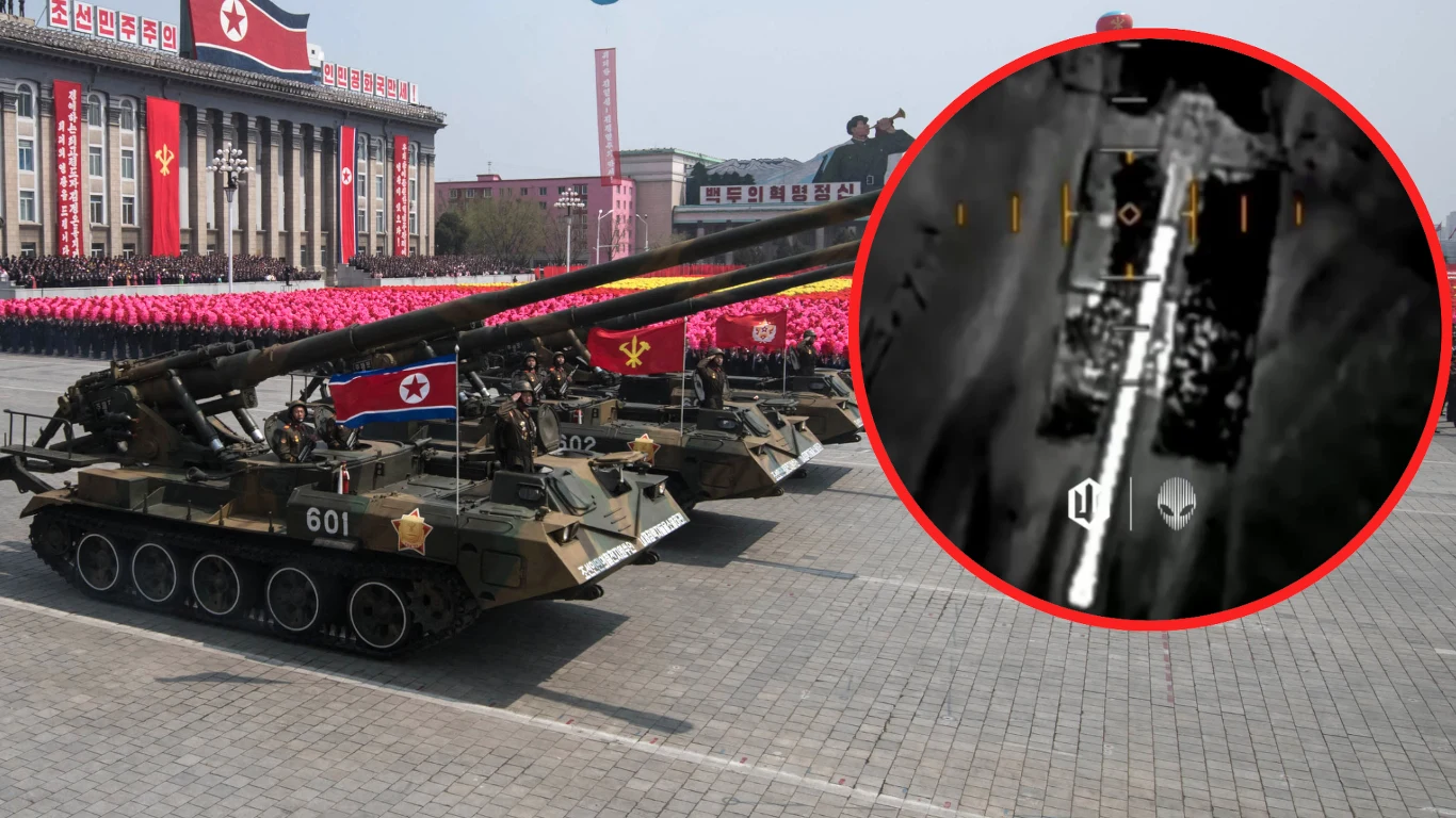 Ukraińskie drony zniszczyły cztery koreańskie armatohaubice M1989 Kolumna północnokoreańskich dział samobieżnych ustawionych na placu defiladowym, pojazdy opatrzone flagami Korei Północnej, w tle widoczna rzesza żołnierzy oraz monumentalny budynek, na drugim planie powiększony obraz termowizyjny maszyny wojskowej.