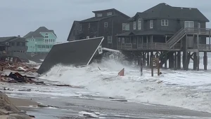 Huragany niszczą miasto dom po domu. Pięć budynków w oceanie