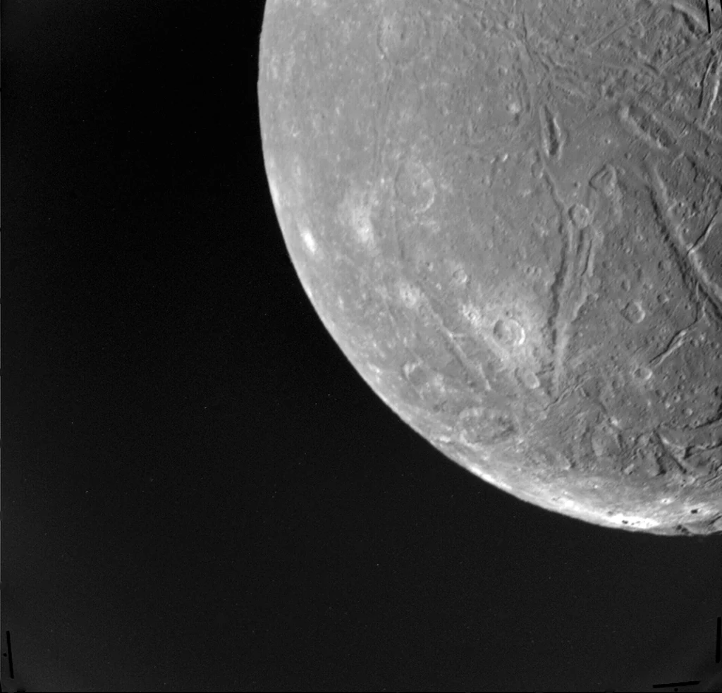 Ariel, księżyc Urana. Zdjęcie wykonane przez Voyager 2