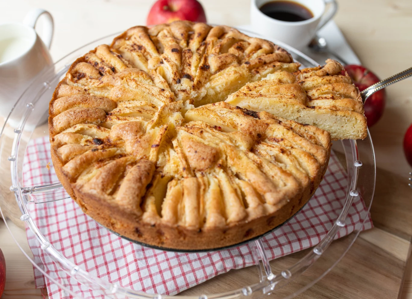 Ciasto z jabłkami do kawy to klasyk jesiennych deserów Ciasto z jabłkami do kawy to klasyk jesiennych deserów
