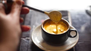 Najgorszy dodatek do kawy. Wielu dolewa go codziennie, a obciąża trzustkę