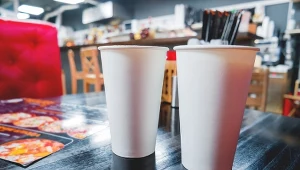 Rząd podjął decyzję. Koniec z dolewkami napojów i promocjami "drugi gratis"