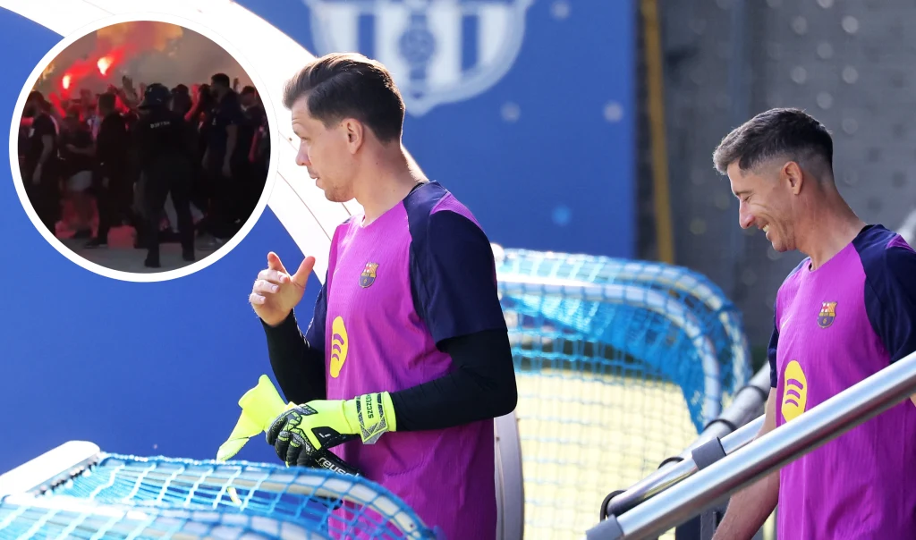 Urbanandsport / NurPhoto / NurPhoto via AFP/x.com @elchiringuitotv Dwóch sportowców ubranych w treningowe koszulki Barcelony znajduje się na stadionie, w tle widoczna siatka bramki i elementy wyposażenia boiska; w okrągłym wstawieniu widoczna grupa ludzi z pochodniami oraz policją w ciemnym otoczeniu.