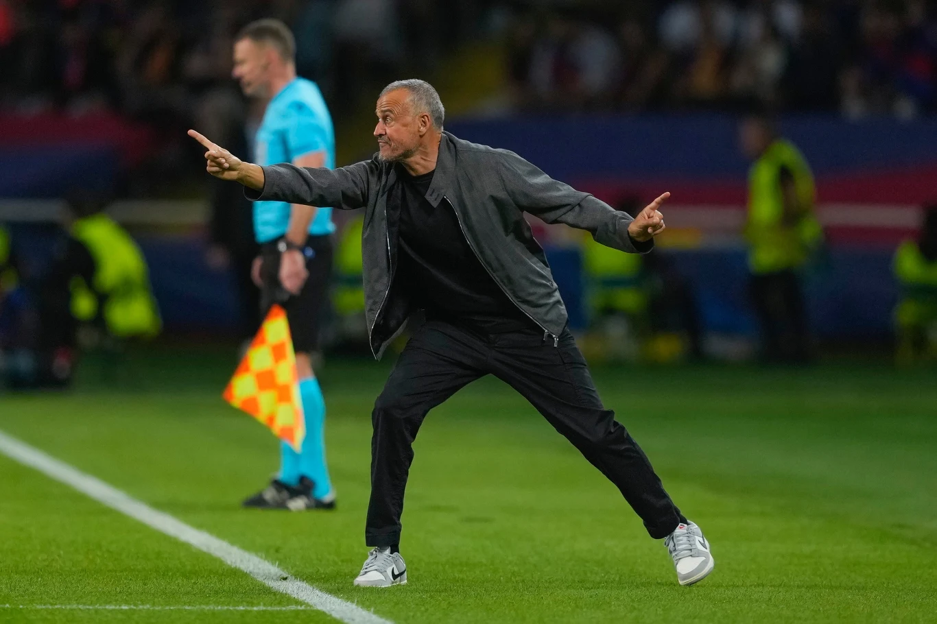 Trener gości, Luis Enrique, ewidentnie miał na to spotkanie plan Trener drużyny piłkarskiej energicznie wydający instrukcje na linii bocznej boiska podczas meczu, w tle sędzia oraz kilku pracowników technicznych i ochroniarzy.