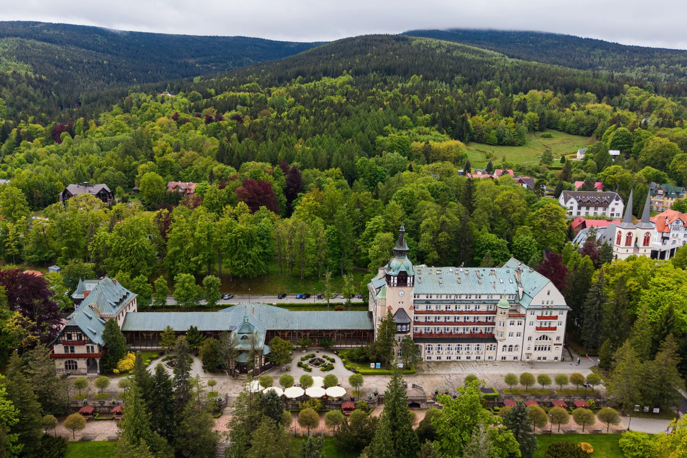 Dolnośląskie uzdrowisko malowniczo położone w Sudetach. Oferuje wyjątkowe wody mineralne, borowinę oraz kojący klimat