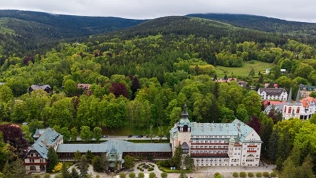 Dolnośląskie uzdrowisko malowniczo położone w Sudetach. Oferuje wyjątkowe wody mineralne, borowinę oraz kojący klimat