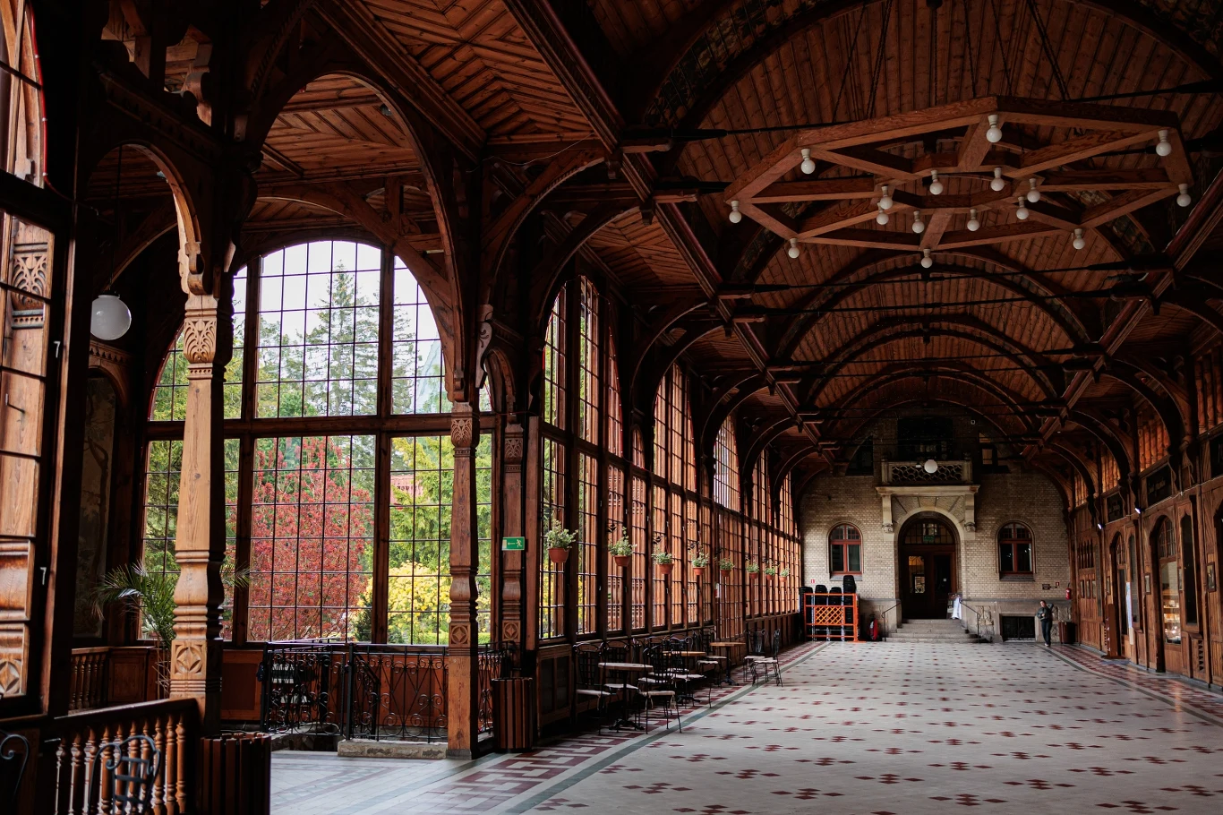 Hala Spacerowa Świeradów-Zdrój jest wizytówką Domu Zdrojowego i jedną z większych atrakcji Świeradowa 