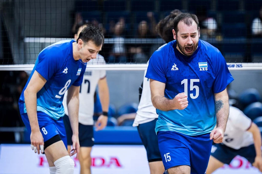 Luciano De Cecco (z prawej) w reprezentacji Argentyny podczas MŚ Dwóch siatkarzy w niebieskich strojach z numerami 8 i 15 świętuje zdobycie punktu na boisku, wyrażając emocje gestami i mimiką, w tle widoczni zawodnicy przeciwnej drużyny.
