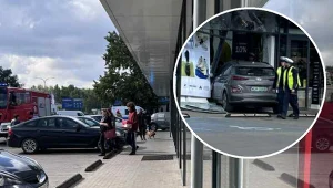Kobieta wjechała autem w galerię handlową