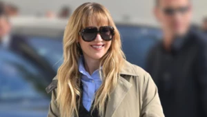 Jennifer Lawrence na pokazie mody Diora. Jesienna stylizacja z nutą nonszalancji