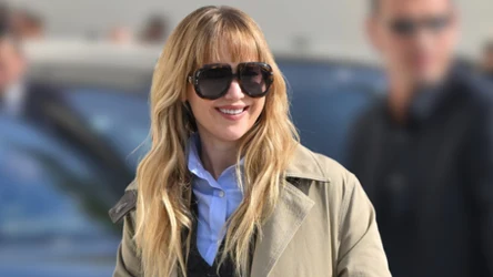 Jennifer Lawrence na pokazie mody Diora. Jesienna stylizacja z nutą nonszalancji