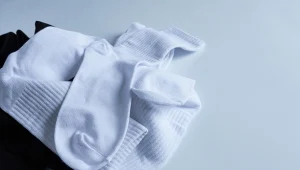 Szare skarpetki odzyskają śnieżną biel. Wystarczy, że zmieszasz 3 składniki