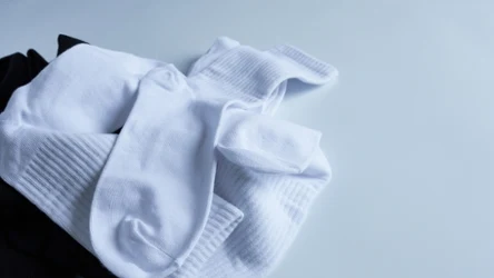 Wypierz białe skarpetki w domowej miksturze. Efekt przerośnie twoje oczekiwania. 