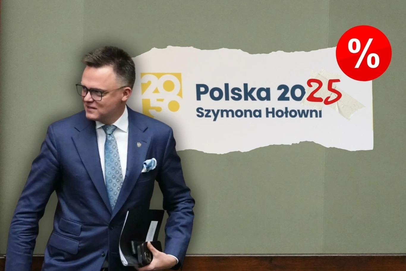 Polska 2050 - kto mógłby zastąpić Szymona Hołownię? Mężczyzna w garniturze stojący obok plakatu wyborczego Polska 2050 Szymona Hołowni z dopiskiem 2025 i widocznym czerwonym symbolem procenta w rogu plakatu.