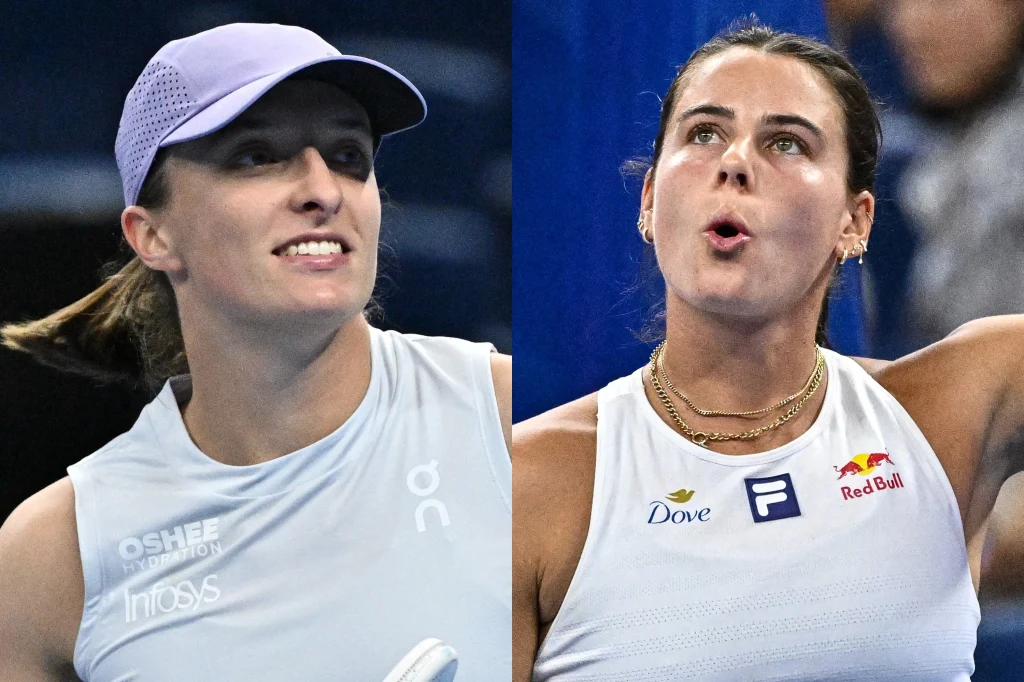 Dwie tenisistki w ujęciu portretowym, każda w sportowym stroju z widocznymi logotypami sponsorów, jedna z nich ma na głowie czapkę z daszkiem, obie skupione na wydarzeniach podczas meczu.