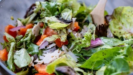 Rośnie również polskich ogrodach, ma lekko pikantny smak i dużo witamin. Idealna do sałatek.