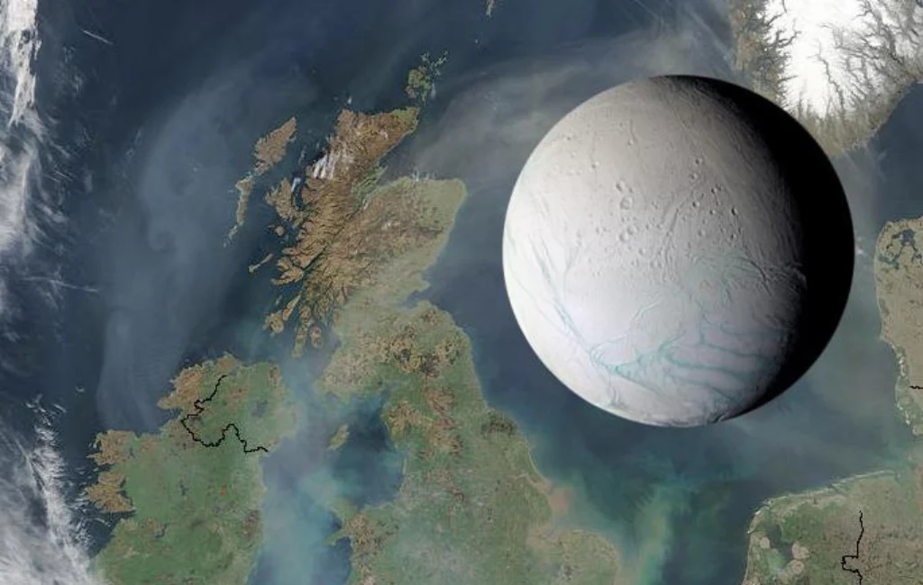 Enceladus to niewielki księżyc Saturna - jego powierzchnia wynosi ok. 800 tys. km². Dla porównania Polski - 312 696 km², a widocznych na zdjęciu Wysp Brytyjskich - 315 159 km² Powierzchnia Ziemi z widoczną Wielką Brytanią i Irlandią, nad którą unosi się duży kulisty obiekt przypominający księżyc z jasnobiałą powierzchnią pokrytą licznymi rowkami i kraterami