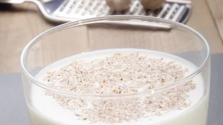 Ta aromatyczna przyprawa w połączeniu z ciepłym mlekiem ułatwia zasypianie. 