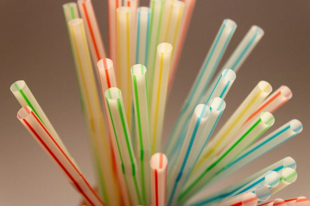 Słomki mogą być coś warte? Owszem, pod pewnymi warunkami Wielokolorowe plastikowe słomki ułożone promieniście, widoczne z bliska, na jednolitym, rozmytym tle.