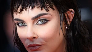 Makijaż z lat 90. znowu jest na topie. Jak nosić grunge make-up?