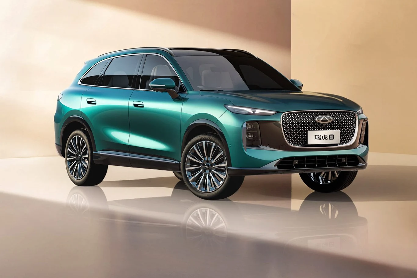 Chiński producent Chery pokazał nową odsłonę Tiggo 8. Nowoczesny SUV o opływowych liniach w kolorze zielonym, duże chromowane felgi, masywny chromowany grill, przyciemniane szyby, minimalistyczne tło podkreślające sylwetkę samochodu.