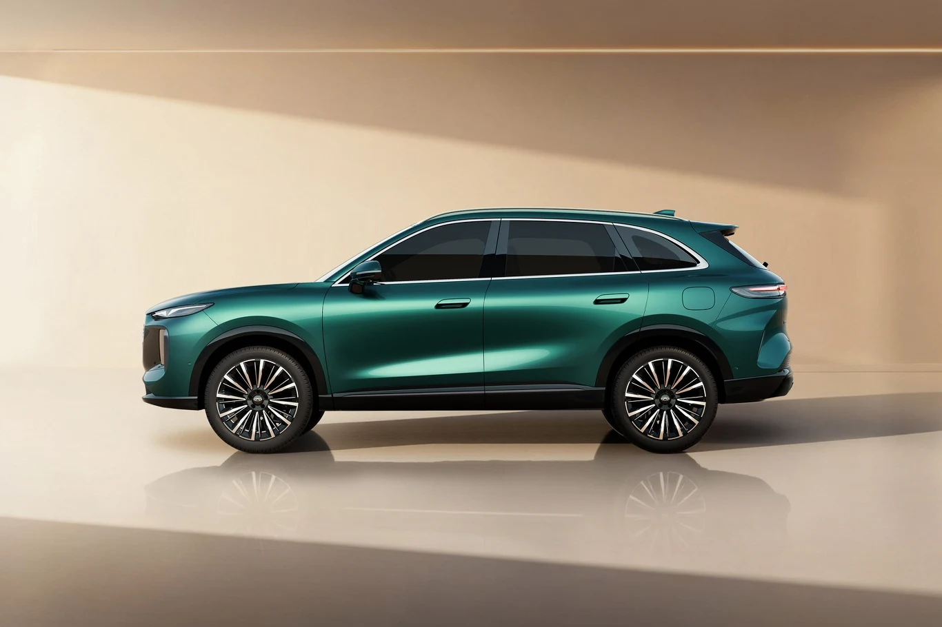 Póki co nie wiadomo, kiedy nowe Tiggo 8 zadebiutuje w Europie Zielony SUV w nowoczesnej stylistyce, stojący w jasnym, minimalistycznym pomieszczeniu; auto rzuca subtelny cień na podłogę, a lakier odbija światło.