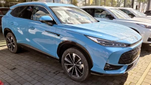 Te zmiany czekają kierowców w 2026 r. Droższe paliwo i nowe wyposażenie aut