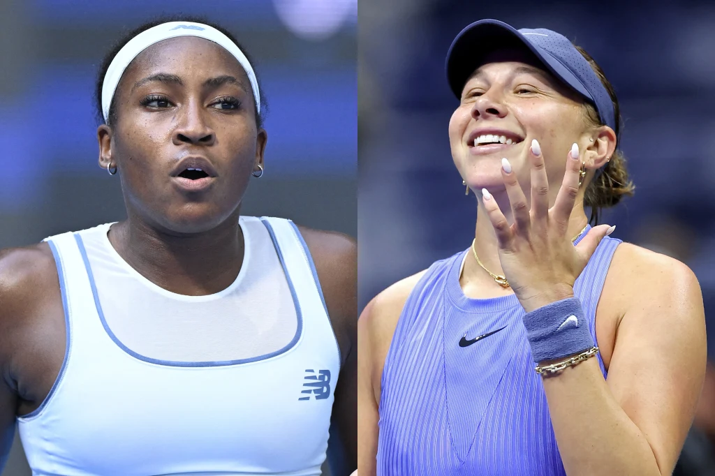 Dwie kobiety w sportowych strojach tenisowych, każda z nich wyraża emocje związane z grą na korcie, jedna skupiona i poważna, druga uśmiechnięta i zadowolona, obie na tle ciemnego, rozmytego tła.