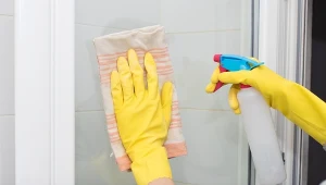 Spryskaj kabinę prysznicową. Zacieki i brud znikną bez mozolnego szorowania