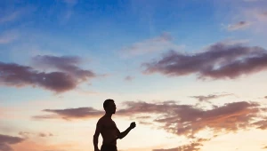 Deski do pływania SUP pozwalają na różnorodne formy aktywności – od rekreacyjnych rejsów, przez ćwiczenia równowagi i fitness na wodzie, aż po wycieczki z bagażem