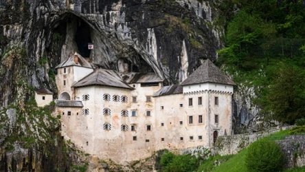 Zamek, w którym krył się legendarny Erazm z Predjama. Dlaczego warto go odwiedzić? 