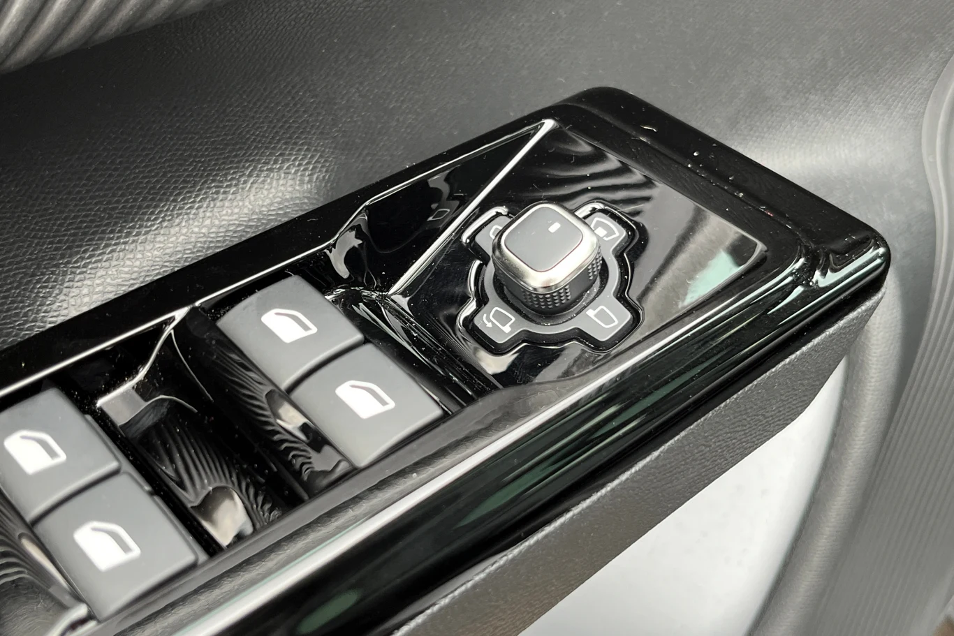 Miły gadżet. Pozycją wyświetlacza head-up sterujemy przy pomocy regulatora od lusterek. Panel sterowania szybami i lusterkami bocznymi z czterema przyciskami do szyb elektrycznych oraz joystickiem do regulacji lusterek, wykończony błyszczącym czarnym plastikiem.