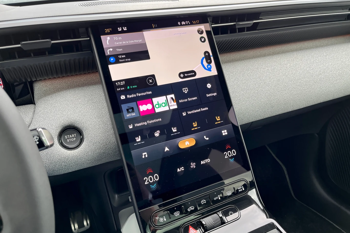 Obsługa systemu infotainment jest prosta dzięki intuicyjnemu menu. Panel dotykowy nowoczesnego samochodu z widocznym wyświetlaczem sterującym funkcjami pojazdu oraz klimatyzacją, na ekranie widoczne są aplikacje nawigacyjne, muzyczne i komunikacyjne.
