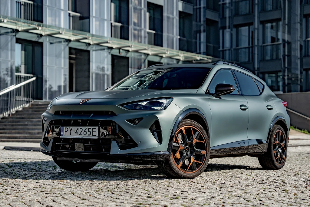 Cupra Formentor VZ po modernizacji ma bardziej wyrazistą stylistykę, zgodną z designem nowszych modeli marki