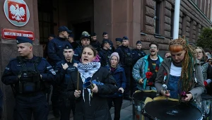 Wybita szyba, wejście oblane czerwoną farbą. Protest przed MSZ w Warszawie